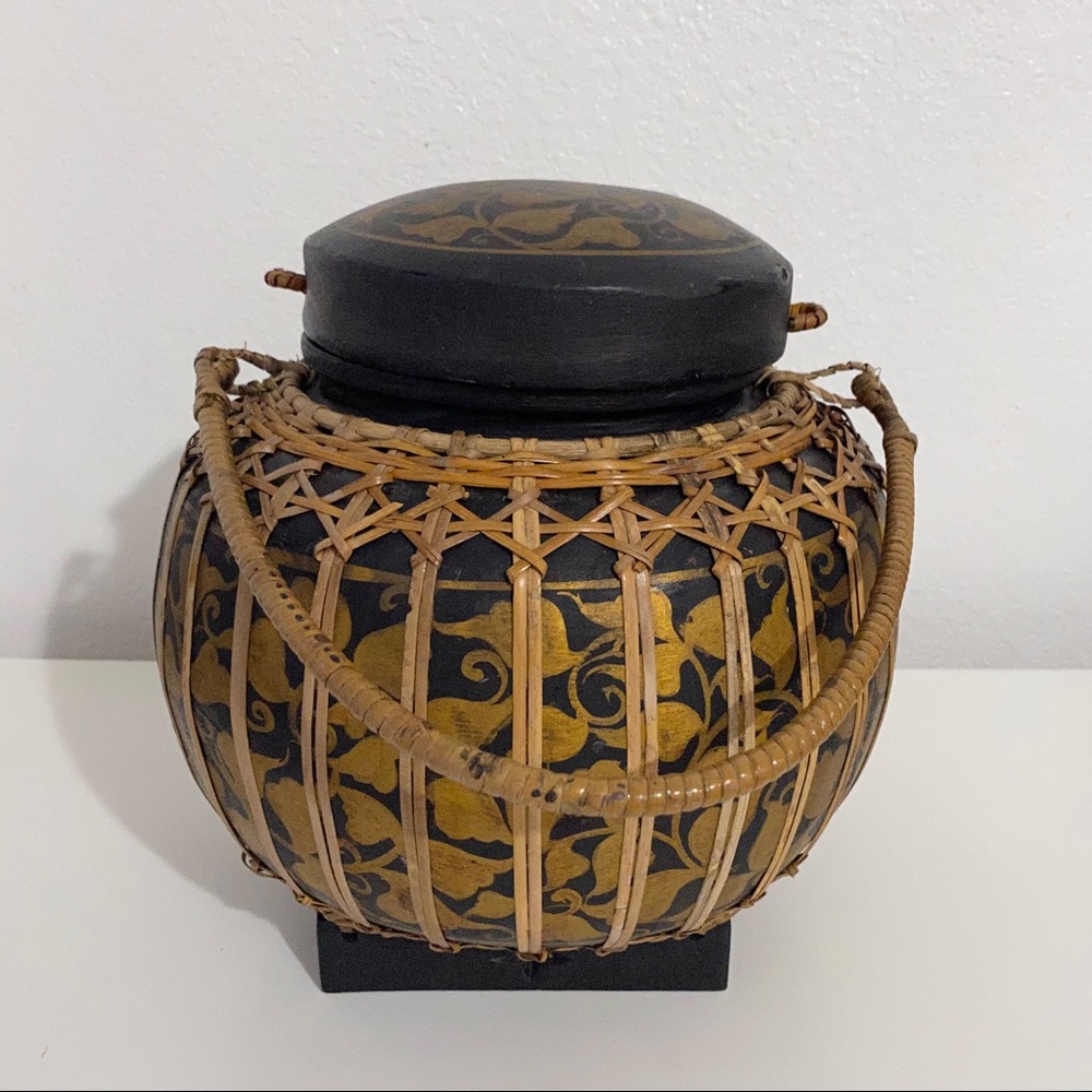 Vintage Hand Made Asian Basket with handle and lid - Picture 2 of 13